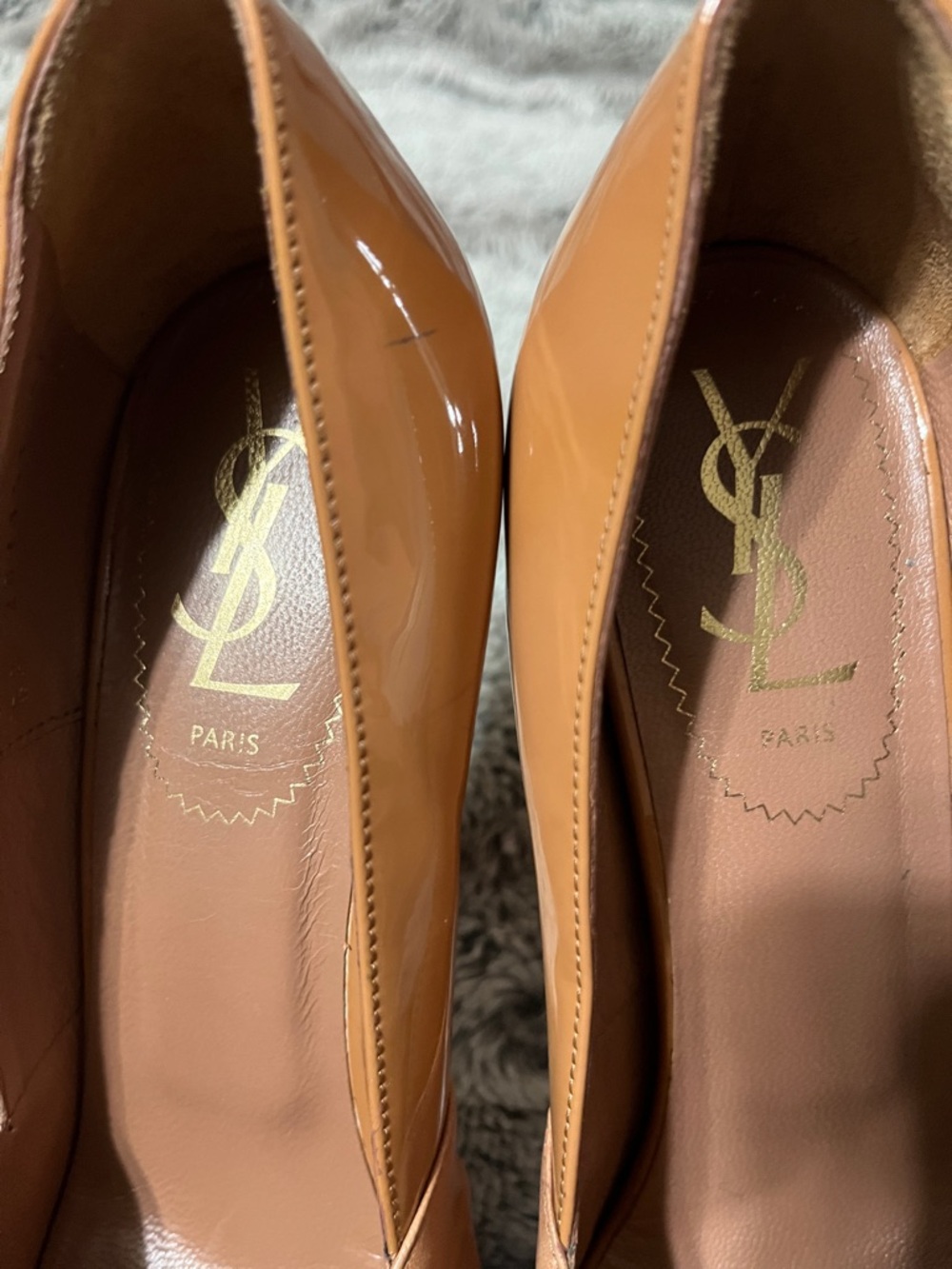 Yves Saint Laurent Palais platform pumps featuring a peep-toe heel - Picture 5 of 13